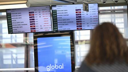 Vista de paneles informativos en la estación de Atocha en Madrid