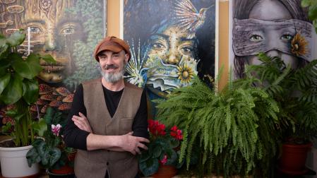 Josu Castillo, con parte de la serie de retratos ‘Aprender del invierno’, en su estudio