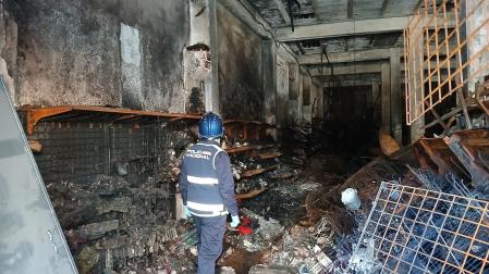 Un agente de la Policía Nacional, en los escombros del bazar