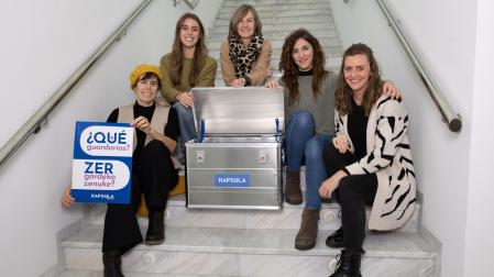 Desde la izda.: Kati Leatxe y Estitxu Larrea (Karekin Kultura), Alicia Zunzarren (concejala de Igualdad), y Edurne Mañú y Rut Etxarte (Haiak Creativas Audiovisuales), con la urna que custodiará los mensajes