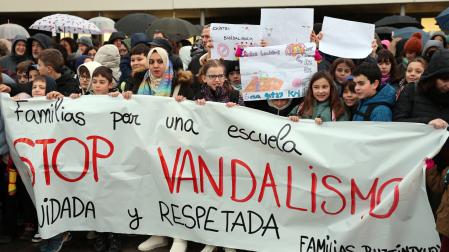 A: EDUARDO BUXENS- enero 2026A: EDUARDO BUXENS F: 09 ENERO 2026 L: COLEGIO PÚBLICO DE BUZTINTXURI T: CONCENTRACIÓN EN CONTRA DE ACTOS VANDÁLICOS EN EL COLEGIO PÚBLICO DE BUZTINTXURI