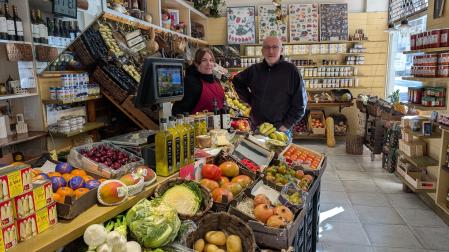 Aurelio Pérez Ramos junto a su empleada Estefanía García Arlegui, en Alimentación Garijo.