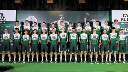 La plantilla del Caja Rural-RGA al completo, ayer por la tarde en la presentación del equipo para la temporada 2026 en Berrioplano