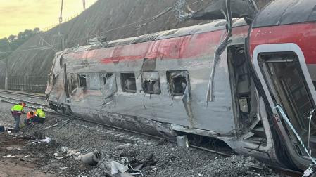 Efectivos continúan este martes los trabajos en el lugar del accidente ferroviario del domingo entre dos trenes en Adamuz