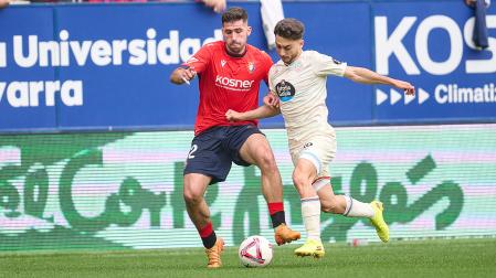 Raúl Moro, en pugna con Areso, cuando visitó la temporada pasada El Sadar con la camiseta del Real Valladolid.miguel osés
