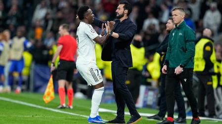 Vinicius celebra su gol al Mónaco con Álvaro Arbeloa