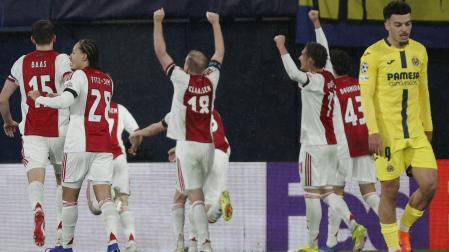 Los jugadores del Ajax celebran el segundo gol del equipo ante el Villarreal