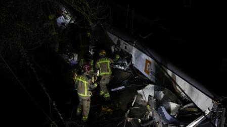 Los Bomberos de la Generalitat trabajan en el lugar del accidente de un tren de la línea 4 de Rodalies