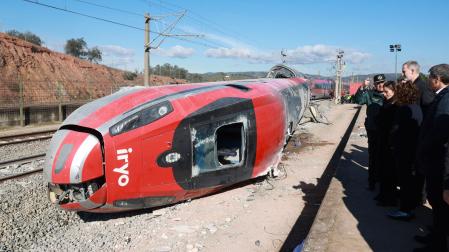 Los Reyes observan el estado en el que quedó uno de los trenes del accidente de Adamuz