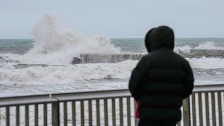 Fuerte oleaje en la playa de la Barceloneta debido a la borrasca de alto impacto Harry