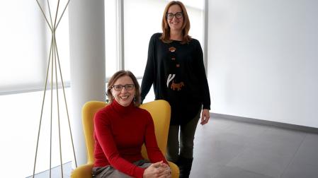 Laura Gil Puig, de pie, junto a la anterior directora de I+D, Inés Echeverría, sentada