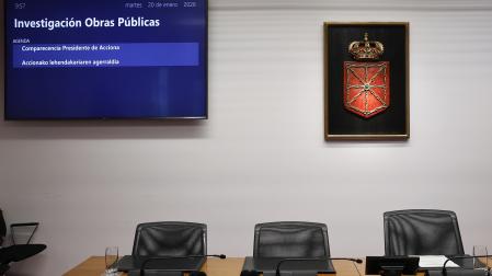 Pantalla y sillones vacíos en la sala del Parlamento de Navarra donde tiene lugar la comisión de investigación del 'caso Belate'
