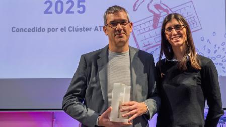 Jorge García Casanova, de Mutua Navarra, posa con el Premio CIO de Navarra 2025 junto a Ana Monreal Vidal, directora de Operaciones de iAR y presidenta de ATANA
