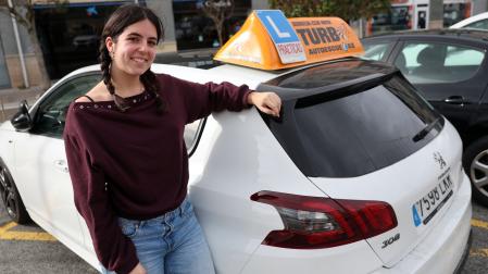 Leyre Pueyo Echeverría, con el coche de la autoescuela en Zizur