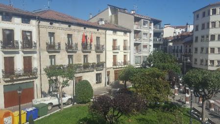 A la izquierda, detalle del Ayuntamiento de Alsasua en una imagen obtenida desde el edificio de El Lavadero.