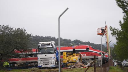 Imagen de los trabajos de rescate de los convoyes de trenes accidentados en la zona del suceso en Adamuz
