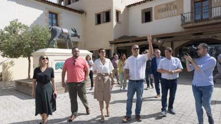 Visita de miembros del Gobierno al parque de Sendaviva en 2022, tras los incendios que afectaron a sus instalaciones. La presidenta María Chivite estuvo acompañada por el vicepresidente Javier Remírez y la entonces directora de Interior, Amparo López.