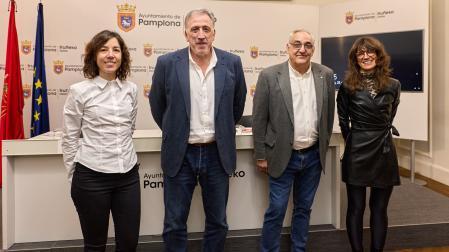 Beatriz Gallego (Labrit Multimedia), el alcalde Joseba Asiron, Alfredo Ansoáin (Cátedra de Patrimonio Inmaterial de Navarra) y la concejal Maider Beloki