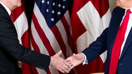 El presidente de Suiza, Guy Parmelin, y Donald Trump se estrechan la mano en Davos