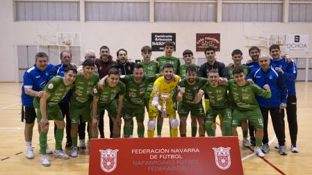 Los jugadores y cuerpo técnico de Osasuna Magna celebran la Copa Navarra
