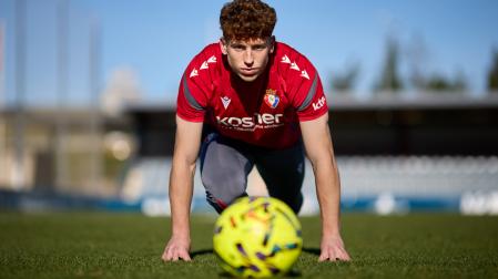 Víctor Muñoz, el velocista de la Liga, posa en las instalaciones de Tajonar en posición de salida como un corredor detrás del balón
