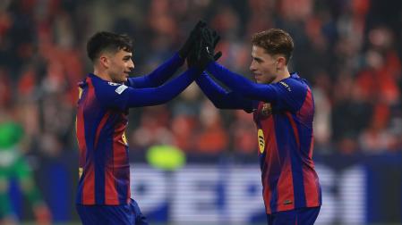 Fermín celebra con su compañero Pedri el 1-2 ante el Slavia de Praga