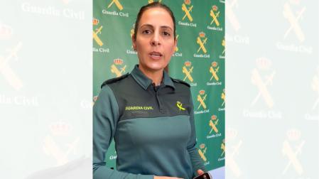 Una agente de la Guardia Civil de Navarra advierte en un vídeo de las estafas que se producen durante las rebajas