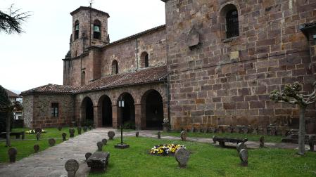 Estelas en la iglesia de Etxalar.