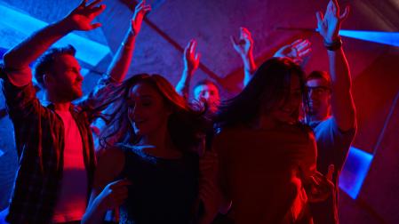 Varias personas bailando y disfrutando del ocio nocturno