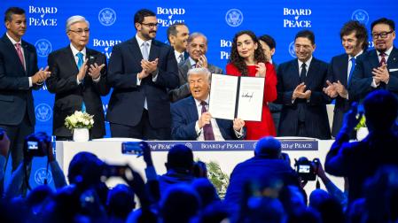 El presidente de Estados Unidos, Donald Trump, sostiene la carta fundacional de "Junta de la Paz" en el Foro Económico Mundial en Davos