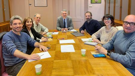 De izq. a der.: Miguel Iturralde, presidente de CLAVNA; Ana Herrera, jefa de la Sección de proyectos audiovisuales y digitales; Lorenzo García, director del servicio de Acción Cultural del Gobierno de Navarra; Ignacio Apezteguía, director general de Cultura; Juan San Martín, presidente de NAPAR; Bárbara Grajirena, socia de CLAVNA; y Arturo Cisneros, gerente de CLAVNA