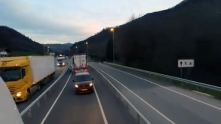 Un despiste provocó este miércoles que unos turistas circularan marcha atrás por la N-121-A, en Sunbilla. Un camionero se encontró al turismo de frente y le ayudó, marcando una velocidad adecuada, a retomar la circulación correcta.