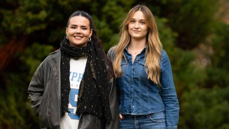 Aitziber Peláez (izq.) y Laura Garnica, autoras de la aplicación Kino, en el campus de Arrosadia de la UPNA