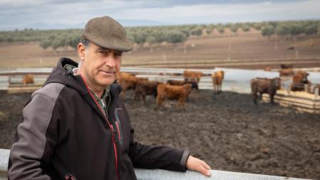 Víctor Arriazu, presidente de la Asociación Navarra de Ganaderos de Reses Bravas, en su finca en Ablitas