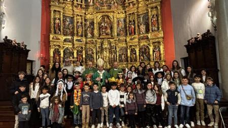 Los escolares posan en la iglesia de Santa María de Valtierra con el arzobispo Florencio Roselló, el delegado de misiones Óscar Azcona, y el párroco de Valtierra y Arguedas,