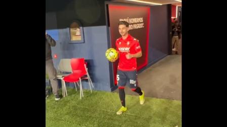 Raúl Moro salta al césped de El Sadar