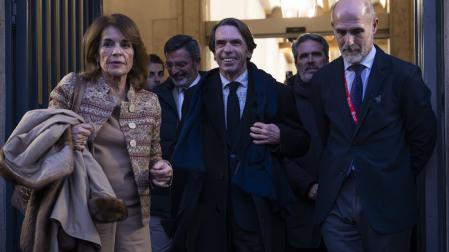 José María Aznar, saliendo esta tarde del Edificio Central de la Universidad de Navarra. A su lado, su esposa, Ana Botella