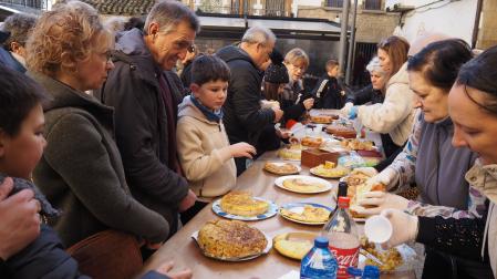Madres y profesoras sirvieron el almuerzo solidario en Cáseda este jueves 22 de enero