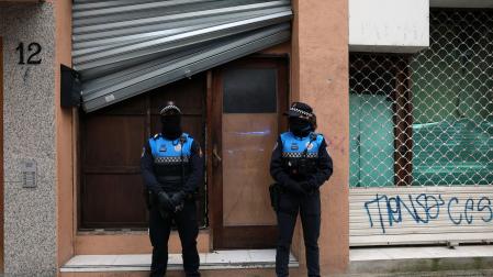 Dos policías municipales custodian la bajera este miércoles por la mañana.