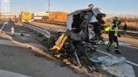 Siete personas que viajaban en una furgoneta han resultado heridas de diversa consideración este viernes tras sufrir una salida de vía con vuelco a la altura del kilómetro 105,8 de la A-68, en el término municipal de Ribaforada.