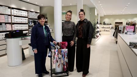 Isabel Iriso Martinena, junto a sus hijas Natalia y Ana Álvarez Iriso