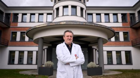 *El neurólogo David Ezpeleta posa delante del Hospital San Juan de Dios de Pamplona, donde trabaja.