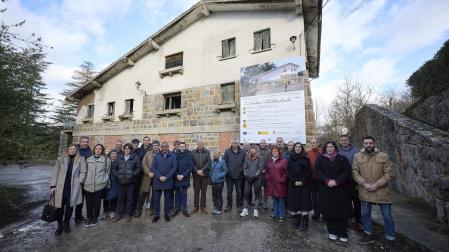 Representantes locales y forales, y personal técnico, ante la fachada de Casa Ascunce en Navascués