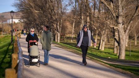 Personas paseando por el nuevo camino acondicionado sobre la mota que se ha retranqueado y ganado en altura en el parque de la Nogalera.