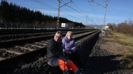 Antonio Zubieta y Pili Sesma viven junto a la vía donde ocurrió el accidente, el 31 de marzo de 1997, en Uharte Arakil. Fueron los primeros en atender a los heridos y en alertar al 112.