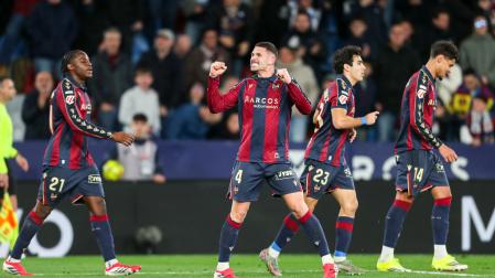 El jugador del Levante Adrián de la Fuente celebra uno de los goles ante el Elche
