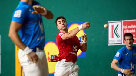 Peio Etxeberria golpea a una pelota en un partido anterior.