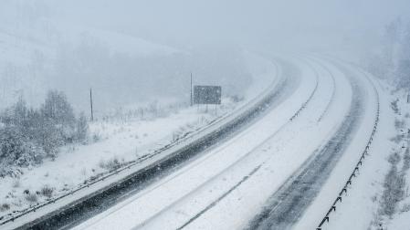 Fotografía de la Autovía A-52, cubierta de nieve en el municipio de A Gudiña (Ourense).