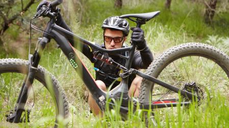 Un ciclista, con una bicicleta de montaña eléctrica