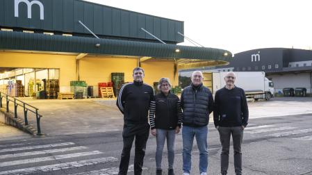 Desde la izquierda, delante de las naves de abastos de frutas y verduras (izquierda) y de pescado (derecha) los mayoristas Luis Goñi Zulaica (Pescados G.J.A.);Cristina Erro García (Pescados Caridad) y Jesús Zudaire Olmo (Iruña de Frutas y Verduras) junto a Imanol Huarte Hernández, administrativo de Mercairuña